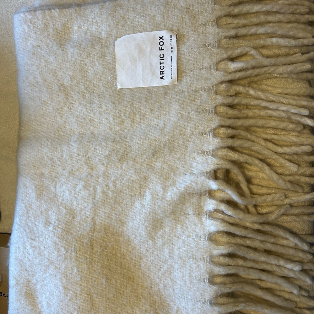 Arctic Fox Reykjavik Throw Blanket - Picture 2 of 11